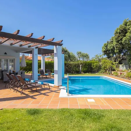 Guest house Holiday With Private Pool Amoreira (Leiria)